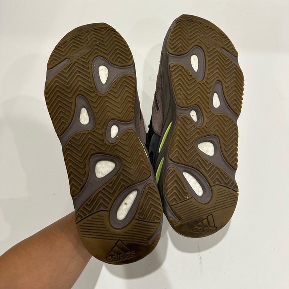 Authentic Men’s Yeezy boost 700 - Picture 3 of 9